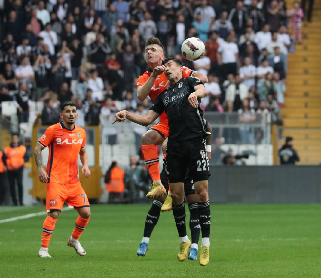 Beşiktaş Başakşehir maçı tribünlerinden muazzam kareler 16